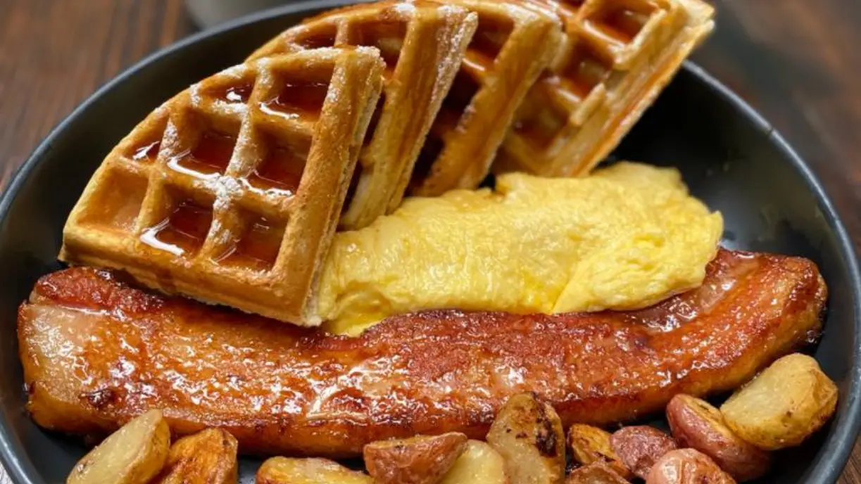 waffles-con-tocino-y-huevos-petit-roquefort-cdmx