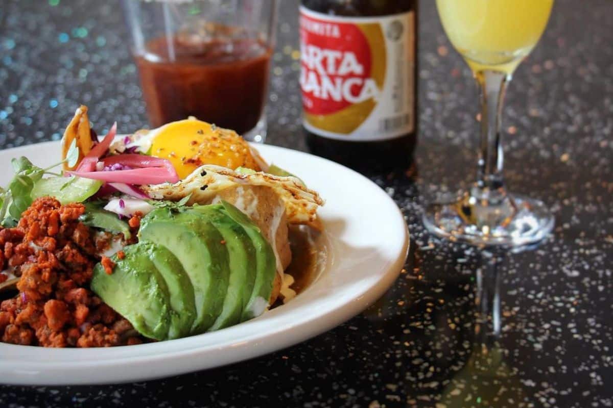 chilaquiles-con-aguacate-y-cerveza-carisma-loncheria-cdmx